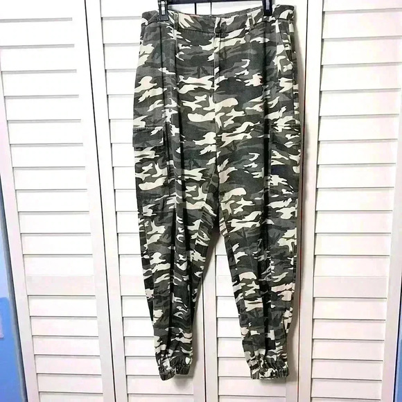 Pretty Little Thing Grey Camo Cargo Pants Size 12 Inseam 28” - Picture 1 of 9